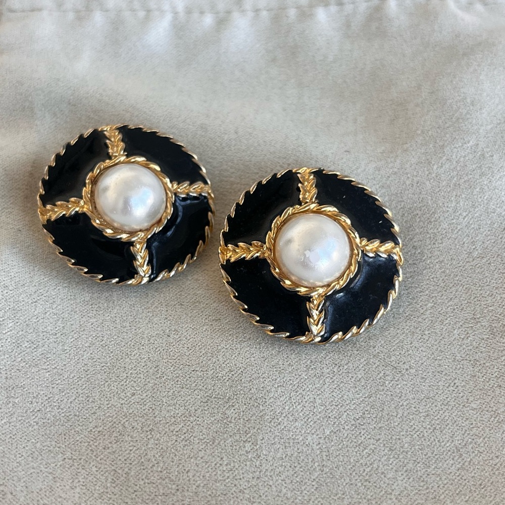 Vintage Clip-On Earrings / Black Shiny Enamel & Faux Pearl Retro Round Classic